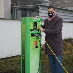 Plzeňáci si mohou dobít auto na parkovišti úřadu