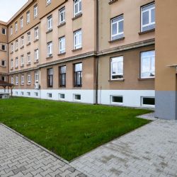 Plzeňská 20. ZŠ získala nástavbu s učebnami a zelenou střechou