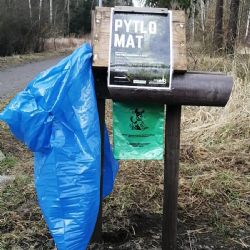 Chcete pomoci? Sbírejte v lese odpadky, pomůžou pytlomaty 
