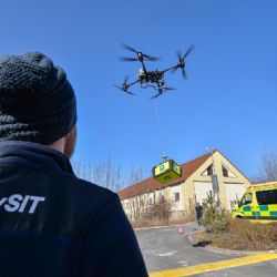 Plzeňské drony jako první v ČR testují transport zdravotnického materiálu