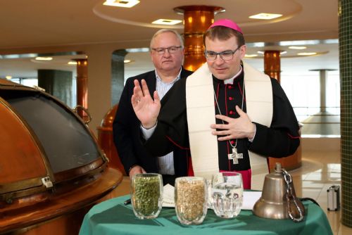 Foto: Plzeňský biskup v pondělí požehnal velikonoční várce Pilsner Urquell 