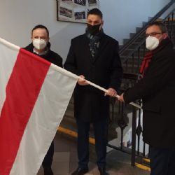 Plzeňský centrální obvod vyvěsil na znamení solidarity běloruskou vlajku