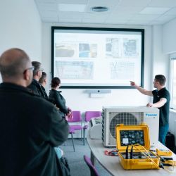 Plzeňský Daikin rozdělil zaměstnancům v pololetních bonusech 42,5 milionů Kč