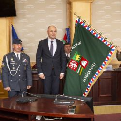 Plzeňský kraj věnoval válečným veteránům vlajku