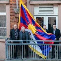 Plzeňský kraj vyvěsil tibetskou vlajku na budově krajského úřadu