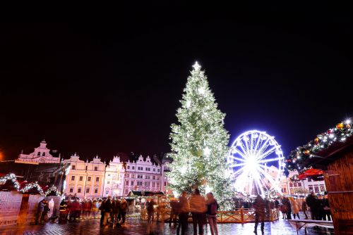 Foto: Plzeňský vánoční strom na náměstí Republiky už září