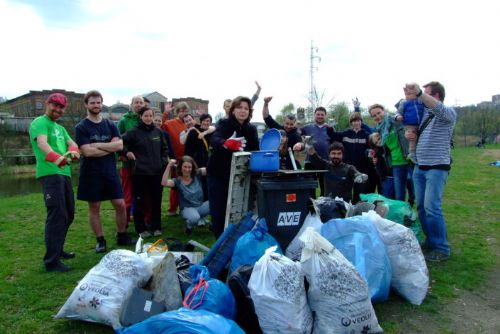 Foto: Plzeňští dobrovolníci uklidili břeh řeky Radbuzy