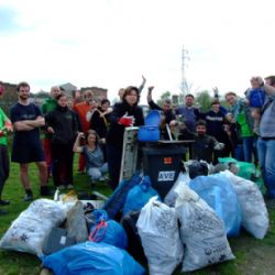 Plzeňští dobrovolníci uklidili břeh řeky Radbuzy