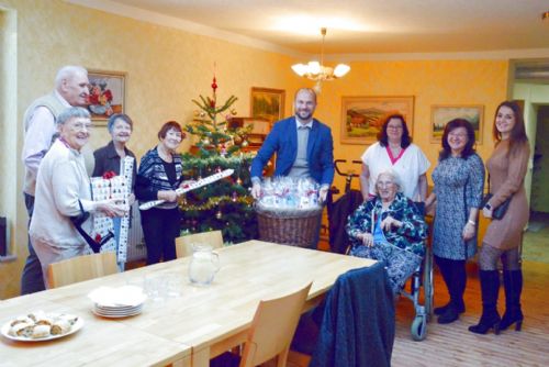 Foto: Plzeňští radní rozvezli vánoční dary do 21 sociálních zařízení
