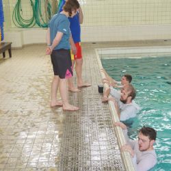 Plzeňští strážníci procházejí kurzem vodní záchrany