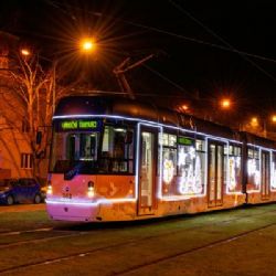 Plzní projíždí vánoční tramvaj