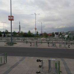 Po parkovišti u Globusu rozmístil vandal stovky nákupních vozíků, nacpal je i do toalet