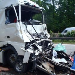 Po nehodě na D5 u Svojkovic skončil šofér kamionu i zaměstnanec údržby v nemocnici. Fotogalerie