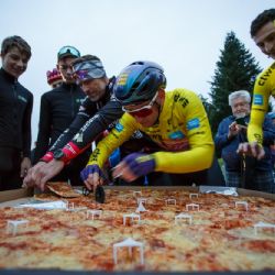 Po odvetě cyklisti na Giant lize soutěžili v pojídání pizzy