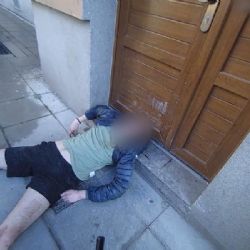 Po vodce viděl anděly a pak si vykopl vlastní dveře od bytu