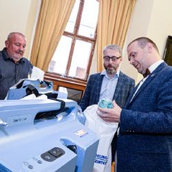  Podané ruce věnovaly Plzni kyslíkové přístroje 