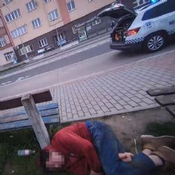 Podchlazený muž skončil v rukou zdravotníků