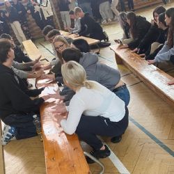 Policisté bubnují ve školách kraje na podporu prevence týrání dětí