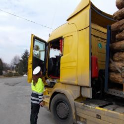 Policisté kontrolovali nákladní vozidla a autobusy