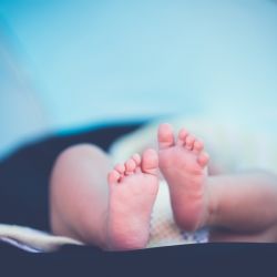 Policisté našli muže i s pětiměsíčním dítětem