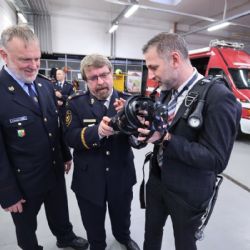 Policisté převzali dýchací přístroje na zásahy u požárů