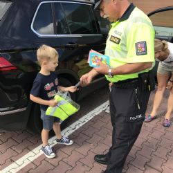 Policisté rozdávali reflexní vesty a pohledy