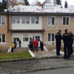 Policisté v Holýšově kontrolovali ubytovny a herny. Podívejte se
