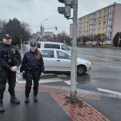 Policisté v Klatovech zachraňovali ženu na křižovatce