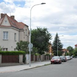 Polní ulice na Slovanech má nové veřejné osvětlení a chodníky