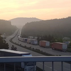Pondělní státní svátek v Německu žene kamiony na odstavné plochy u hranic