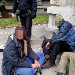 Porušili krizové opatření, v centru Plzně popíjeli na veřejnosti