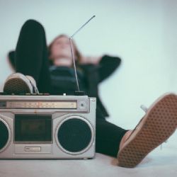 Poslouchal nahlas rádio, senior šel střílet z praku 