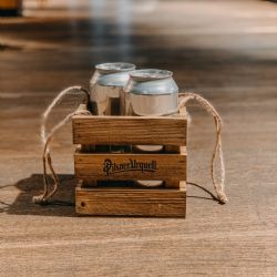 Prazdroj v Plzni rozváží plechovky Pilsner Urquell z historických sklepů 