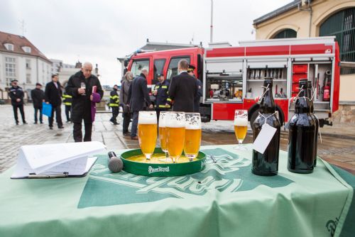 Foto: Prazdrojští pokřtili svůj nový hasičský speciál pivem