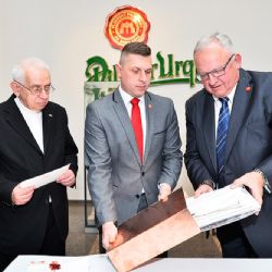 Prazdrojští vložili do Jubilejní brány pamětní schránku se vzkazem 