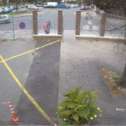 Před nemocnicí na Borech našli peněženku s 20 tisíci a nechali si ji. Nepoznáte je?