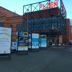 Před obchodním centrem Plaza v Plzni si můžete najít novou práci