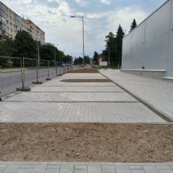Před rozestavěnou Alicí na Skvrňanech jsou nová parkovací místa