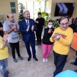 Představitelé Plzně rozvezli vánoční dary a pozdravy do 24 sociálních zařízení