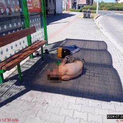 Přehnal to s alkoholem a drogami, ležel na zastávce MHD
