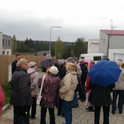 Přes nepřízeň počasí si na vycházku na Valše našlo cestu přes padesát zájemců