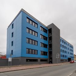 Přeštice otevřely Modrý dům. Budou v něm sociální byty i služby občanům