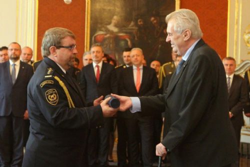 Foto: Prezident jmenoval ředitele plzeňských hasičů generálem