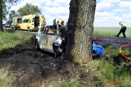 Foto: Auto mezi Tachovem a Ctiboří po nárazu do stromu začalo hořet, čtyři zranění 