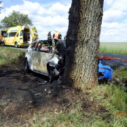 Auto mezi Tachovem a Ctiboří po nárazu do stromu začalo hořet, čtyři zranění 