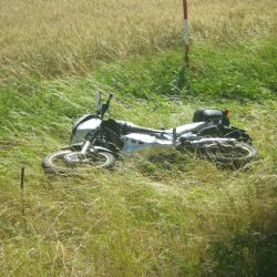 Při sobotní nehodě u Nýřan boural kamion s motorkářem