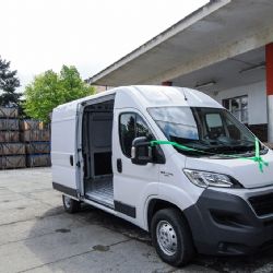 Primátor Plzně předal auto pro potravinovou banku