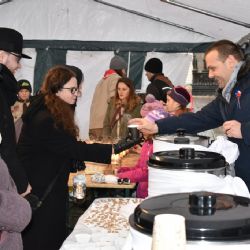 Primátorský punč a cukroví v Plzni ochutnaly stovky lidí