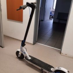 Přišel oznámit krádež koloběžky, hned ho zatkli 
