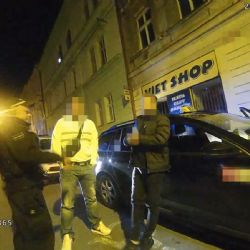 Přistižený řidič taxi nanápadně přelézal na zadní sedadlo